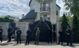 Zeci de carabinieri au înconjurat casa lui Igor Dodon