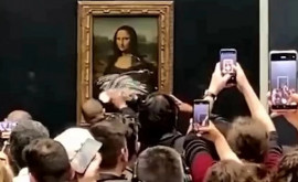 În Luvru un vandal a murdărit cu tort sticla de protecție a tabloului Gioconda de Leonardo da Vinci 