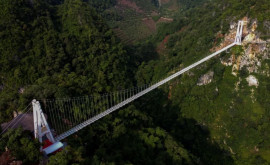 Не смотрите под ноги стеклянный мост заработал на курорте во Вьетнаме