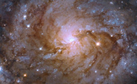 Telescopul Hubble a observat o galaxie uimitoare ascunsă în spatele Căii Lactee