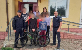 Polițiștii moldoveni au renunțat la biciclete și leau dăruit copiilor