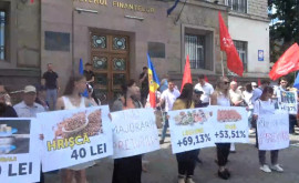 Социалисты проводят акцию протеста у здания Министерства финансов