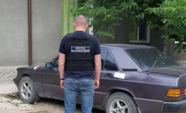 Percheziții la casa unui moldovean Ar fi fost implicat în organizarea migrației ilegale