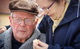 Bătrînii cu venituri mici ar putea primi anual suport financiar 