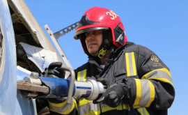 Пожарные проводят учения в Кишиневском международном аэропорту 