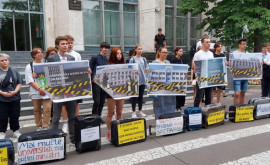 Группа молодежи провела у здания правительства акцию протеста против закрытия университетов