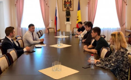 Un grup de studenți moldoveni a vizitat Ambasada R Moldova în Rusia