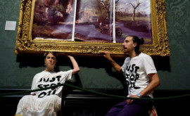 В лондонской галерее климатические активисты приклеили себя к шедевру 200летней давности