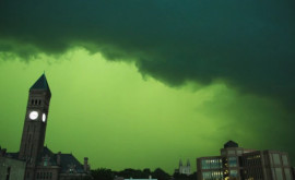 В США во время сильного шторма позеленело небо