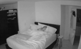 Soțul șia filmat soția cu o cameră ascunsă și iată ce a văzut