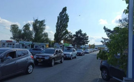 На КПП в Леушенах образовалась очередь из 80 машин