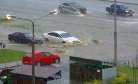 Ливень в Москве улицыреки водопады и затопленные по крышу автомобили