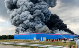 Incendiu puternic la un depozit imens dintro suburbie a Moscovei 