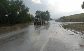 От сильных дождей пострадали многие участки национальных дорог