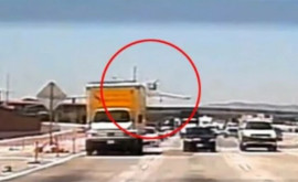 Momentul în care un avion se prăbușește pe o autostradă din California