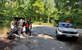 Carabinierii la datorie O femeie cu copii ajutată după ce i sa defectat mașina