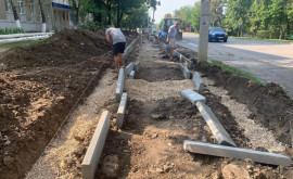 În sectorul Rîșcani al capitalei sînt renovate trotuarele