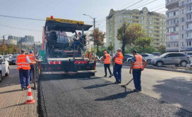Pe bd Renaşterii Naţionale din capitală este aplicat primul strat de asfalt