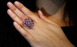 Un diamant roz cu o puritate excepţională ar putea fi vîndut la licitaţie cu peste 21 de milioane de dolari