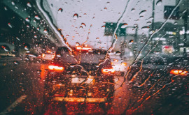Atenție șoferi Au fost găsite mai multe plăcuțe de înmatriculare pierdute în timpul ploii