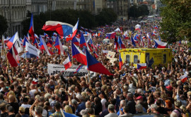 В Праге на антиправительственный митинг вышли до 100 тыс человек