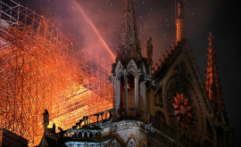 La Catedrala Notre Dame au început lucrările de restaurare a vitraliilor deteriorate de fum