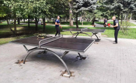 В сквере на улице Сармизеджетуза установлены столы для тенниса