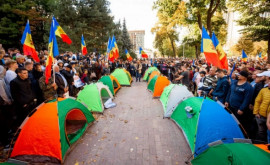 Центр столицы заполнен палатками протестующих