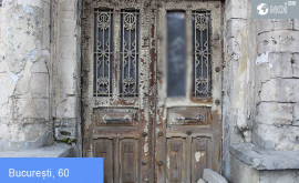 O ușă de epocă din Chișinău aproape distrusă de indiferența și irepsponsabilitatea oamenilor