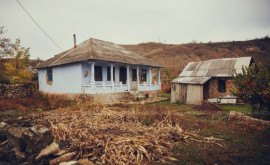 Uitați de lume Satul din apropierea Chișinăului unde fiecare a doua casă este părăsită