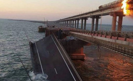 Autoritățile din Crimeea au anunțat despre o cisternă cu combustibil incendiată pe podul din Crimeea 