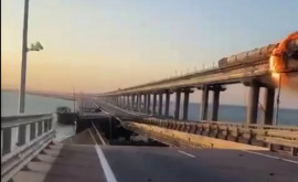 O mașină a fost aruncată în aer sa produs prăbușirea cîtorva travee pe podul din Crimeea