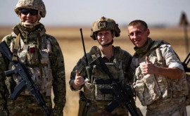 Военные России и США улыбаются и вместе фотографируются в Сирии