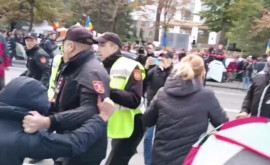 В центре Кишинева произошла потасовка между протестующими и полицией