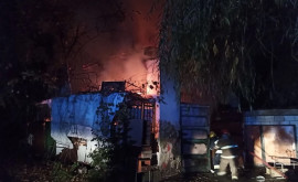Explozie urmată de incendiu Un garaj cuprins de flăcări
