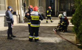 Пожарные и Служба государственной охраны проводят учения в здании правительства