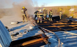 Incendiu pe teritoriul unui atelier auto din Anenii Noi