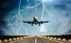 Momente de groază filmate de pasagerii unui avion care a traversat o furtună puternică