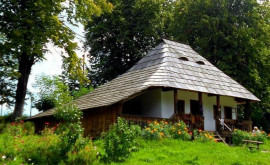 O moldoveancă șia transformat casa părintească în atracție turistică