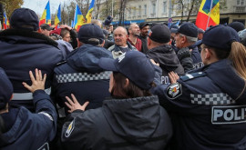 Altercații la protestul din capitală Polițiștii au blocat accesul manifestanților în PMAN