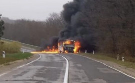 Возле Страшен загорелся автобус который вез людей на протест 