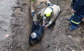 Пожарные спасли женщину упавшую в яму глубиной более 2 метров