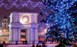 Atmosferă de sărbătoare în inima Capitalei În PMAN se instalează bradul de Crăciun