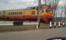 Сотрудники ГИЧС спасли мужчину сбитого поездом