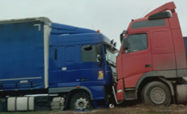 Două camioane sau ciocnit în apropiere de vama Leușeni