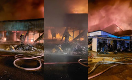 Incendiu puternic la Piața Centrală din Chișinău Oamenii încearcă săși salveze bunurile 