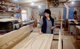 O familie din satul Leordoaia își sculptează viitorul din lemn
