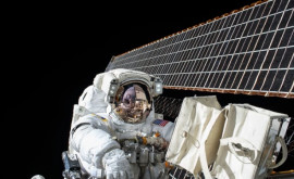 Astronauții NASA instalează un nou panou solar pe ISS