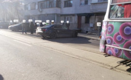 В Брэиле женщинаводитель припарковала машину рядом с трамвайной линией