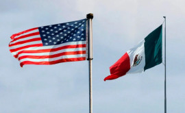Migranţii denunţă un nou zid de containere la frontiera dintre SUA şi Mexic